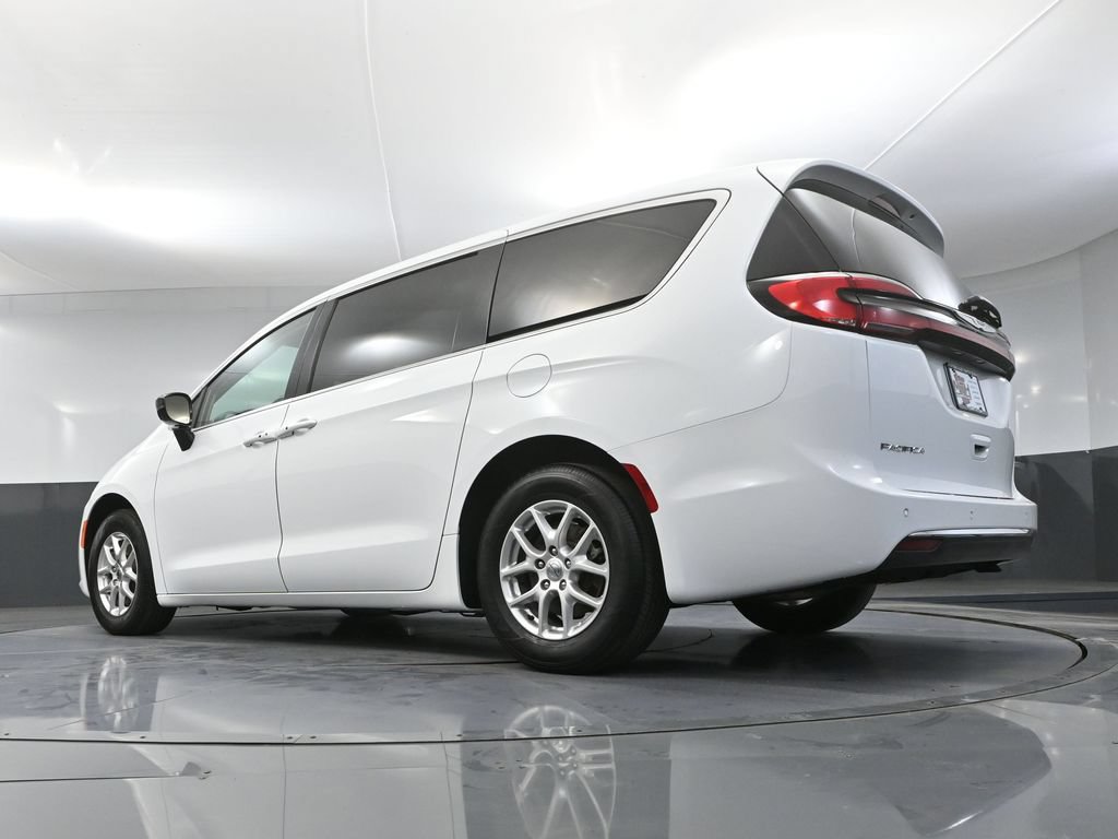 Used 2024 Chrysler Pacifica Touring-L FWD image 42