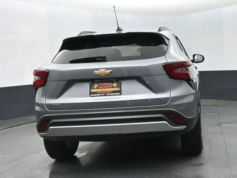 Used 2025 Chevrolet Trax LT w/ LT Convenience Package FWD image 8