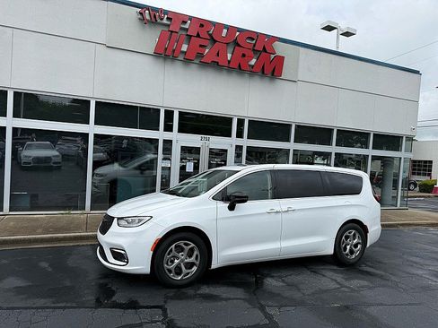 Used 2024 Chrysler Pacifica Limited FWD image 1