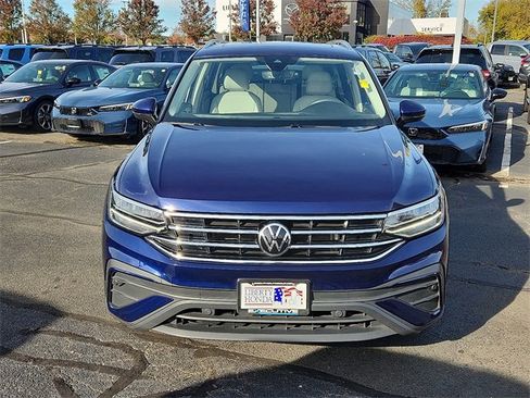 Used 2022 Volkswagen Tiguan SE w/ Panoramic Sunroof Package image 2
