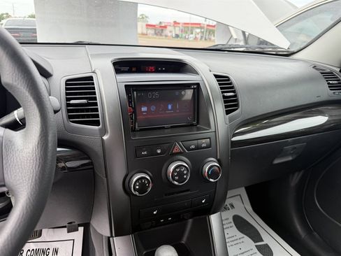 Used 2013 Kia Sorento LX w/ Convenience Pkg FWD image 10