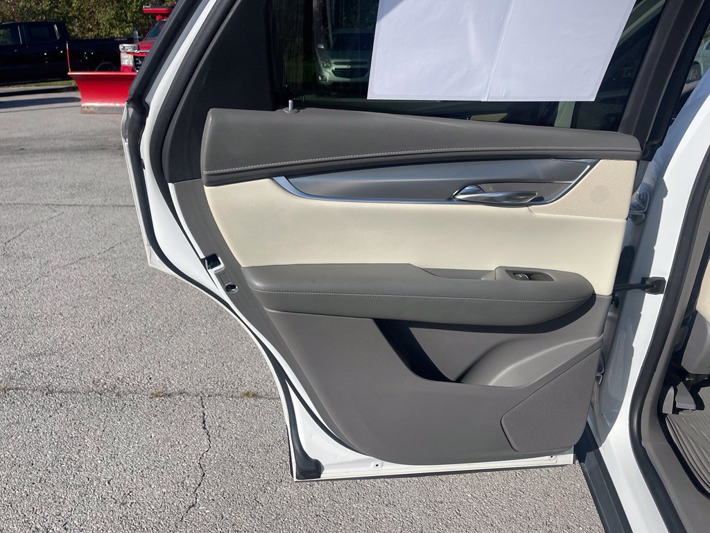 Used 2017 Cadillac XT5 Luxury w/ Driver Awareness Package FWD image 16