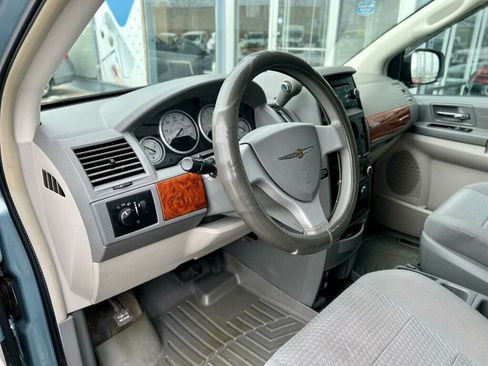 Used 2008 Chrysler Town & Country LX image 12
