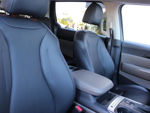 Certified 2025 Kia Carnival image 16