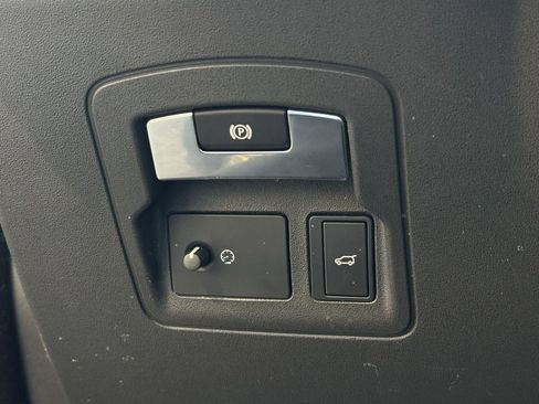 Used 2020 Land Rover Range Rover Velar S image 33