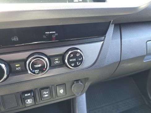 Used 2018 Toyota Tacoma TRD Sport AWD/4WD image 28