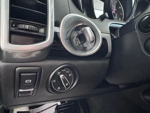 Used 2018 Porsche Cayenne Platinum Edition image 26