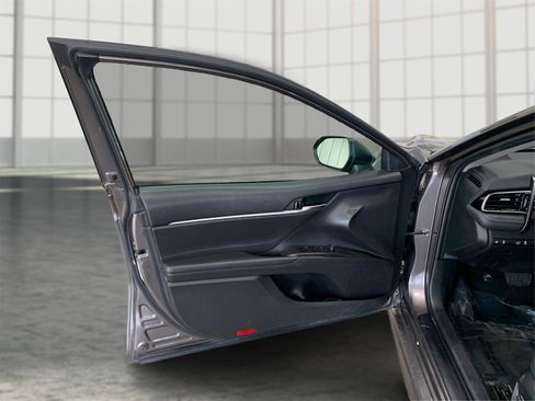 Used 2023 Toyota Camry SE image 18