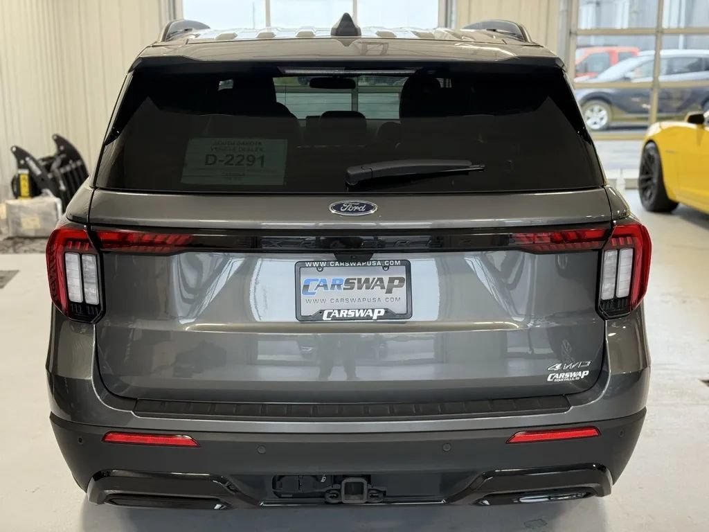 Used 2025 Ford Explorer ST-Line w/ ST-Line Street Pack AWD/4WD image 3