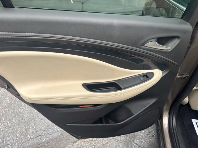 Used 2018 Buick Envision Essence FWD image 12
