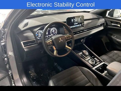 Used 2023 Mitsubishi Outlander SE Black Edition image 18