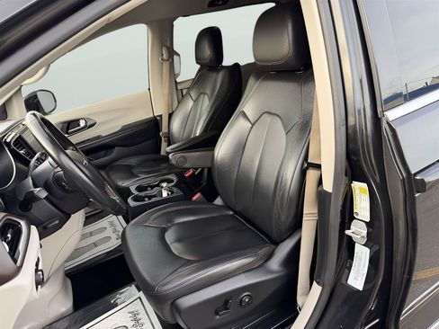 Used 2020 Chrysler Pacifica Touring-L FWD image 12