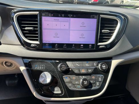 Used 2023 Chrysler Pacifica Touring-L FWD image 16