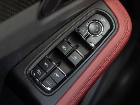 Certified 2023 Porsche Macan image 19