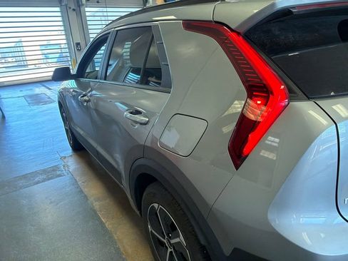 Used 2023 Kia Niro EX FWD image 6