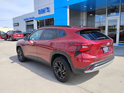 Used 2025 Chevrolet Trax LT w/ LT Convenience Package image 2