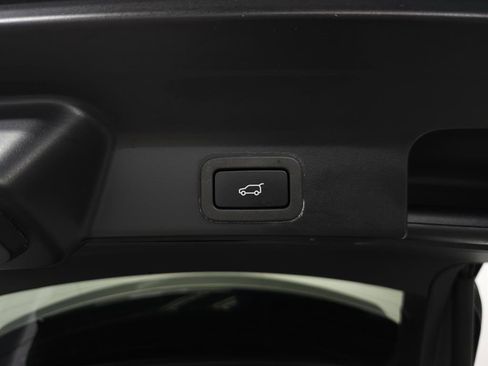 Used 2021 Jaguar F-PACE SVR image 9