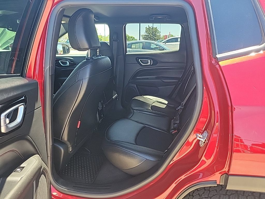 Used 2025 Jeep Compass Trailhawk AWD/4WD image 12