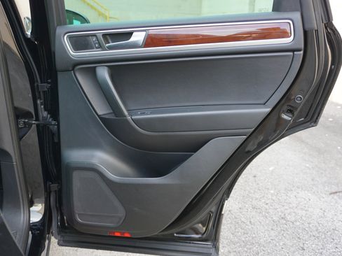 Used 2014 Volkswagen Touareg Sport image 15