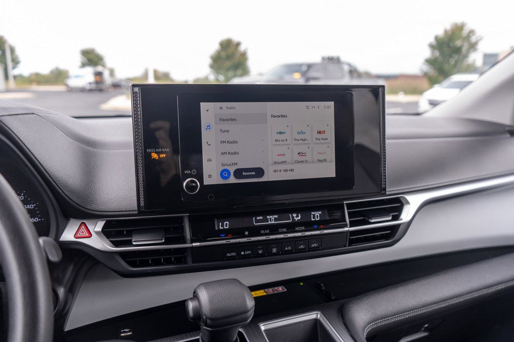 Used 2025 Toyota Sienna LE FWD image 30