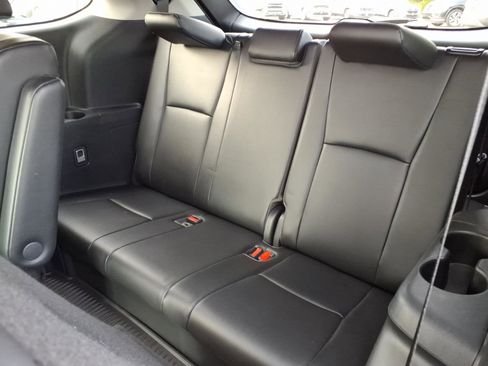 Used 2023 Toyota Highlander XLE AWD/4WD image 9