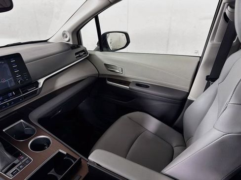 Used 2022 Toyota Sienna XLE w/ XLE Plus Package FWD image 31