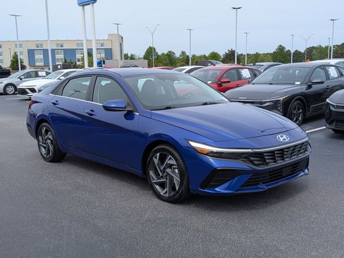 Used 2025 Hyundai Elantra SEL image 1