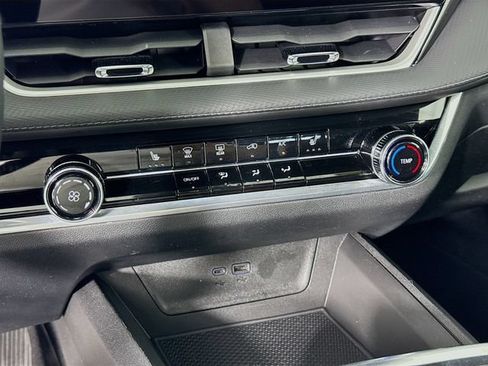 Used 2025 Chevrolet Equinox LT FWD image 17