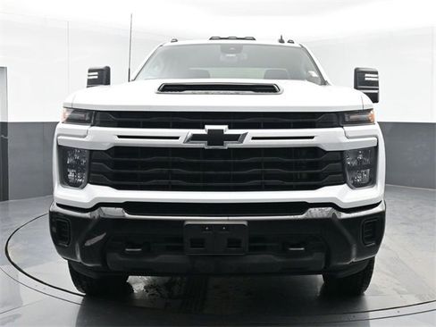 Used 2024 Chevrolet Silverado 2500 Custom w/ Custom Value Package image 3