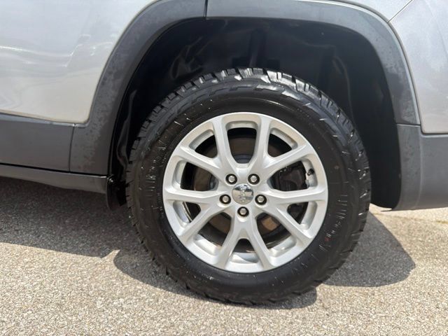 Used 2017 Jeep Cherokee Latitude w/ True North Edition AWD/4WD image 33