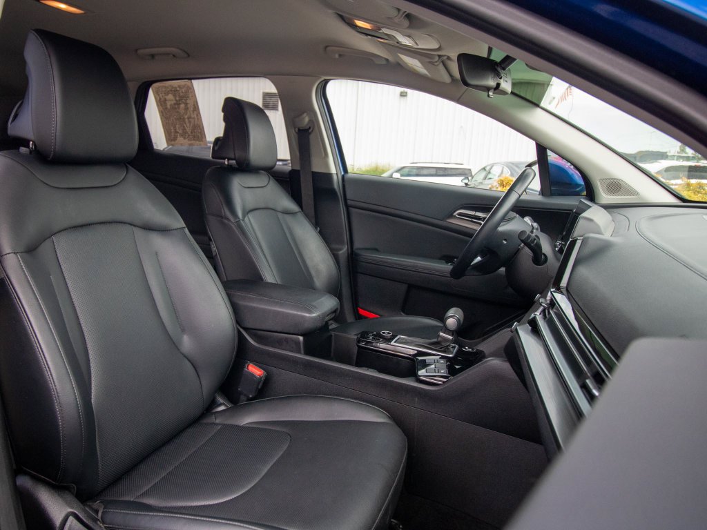 Used 2025 Kia Sportage EX FWD image 21
