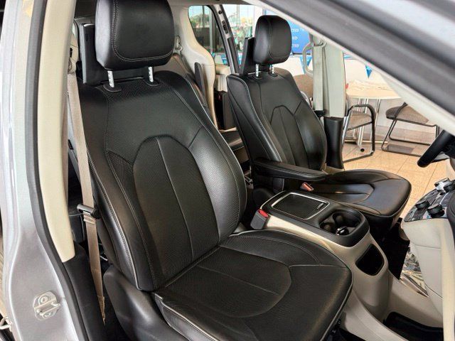 Used 2018 Chrysler Pacifica Limited w/ Advanced Safetytec Group FWD image 31