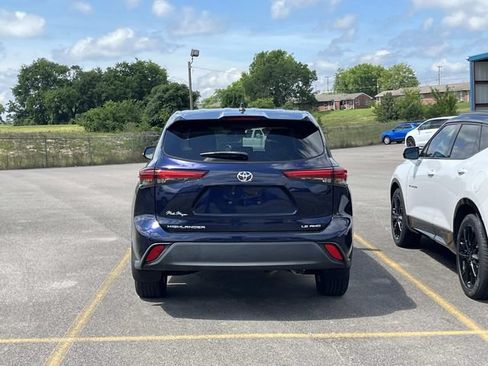 Used 2022 Toyota Highlander LE AWD/4WD image 4