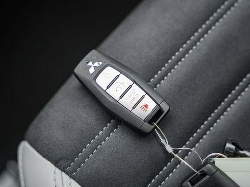 New 2025 Mitsubishi Outlander SE image 41