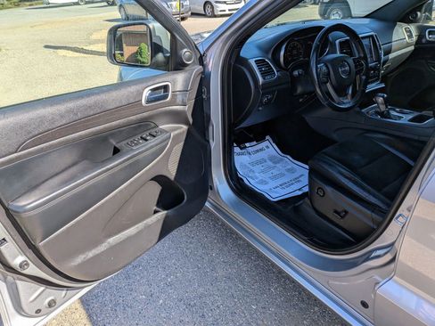Used 2018 Jeep Grand Cherokee Altitude AWD/4WD image 19