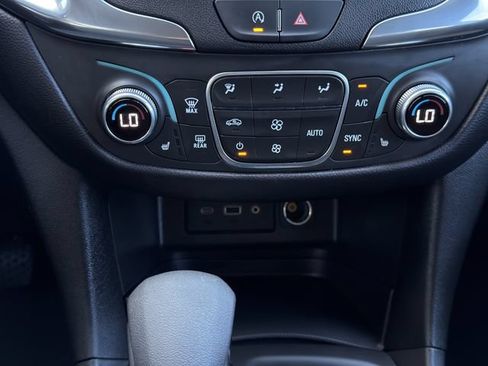 Used 2024 Chevrolet Equinox LT FWD image 19