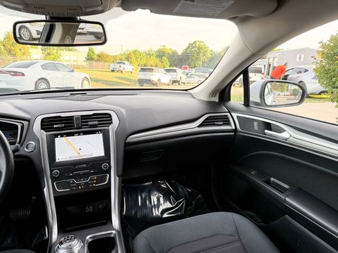 Used 2019 Ford Fusion SE FWD image 24