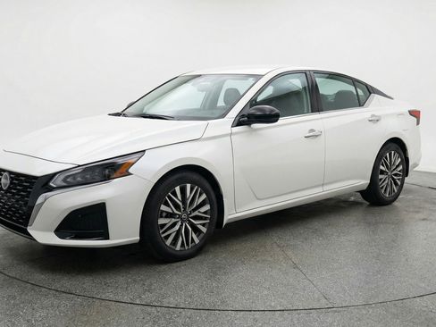 Used 2025 Nissan Altima 2.5 SV image 3