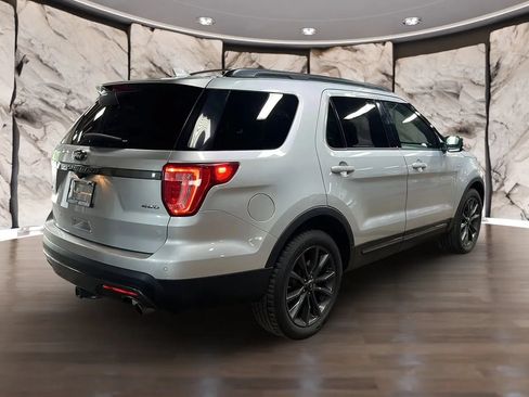 Used 2017 Ford Explorer XLT w/ Equipment Group 202A AWD/4WD image 11