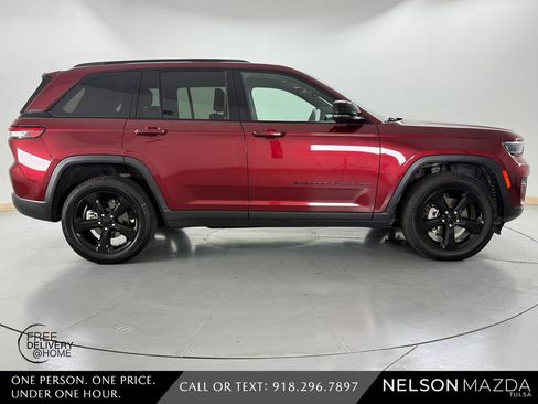 Used 2023 Jeep Grand Cherokee Altitude AWD/4WD image 5
