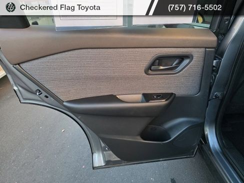 Used 2023 Nissan Rogue S image 37