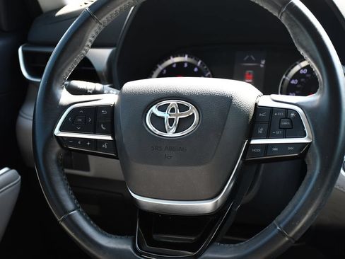 Used 2021 Toyota Highlander LE FWD image 25