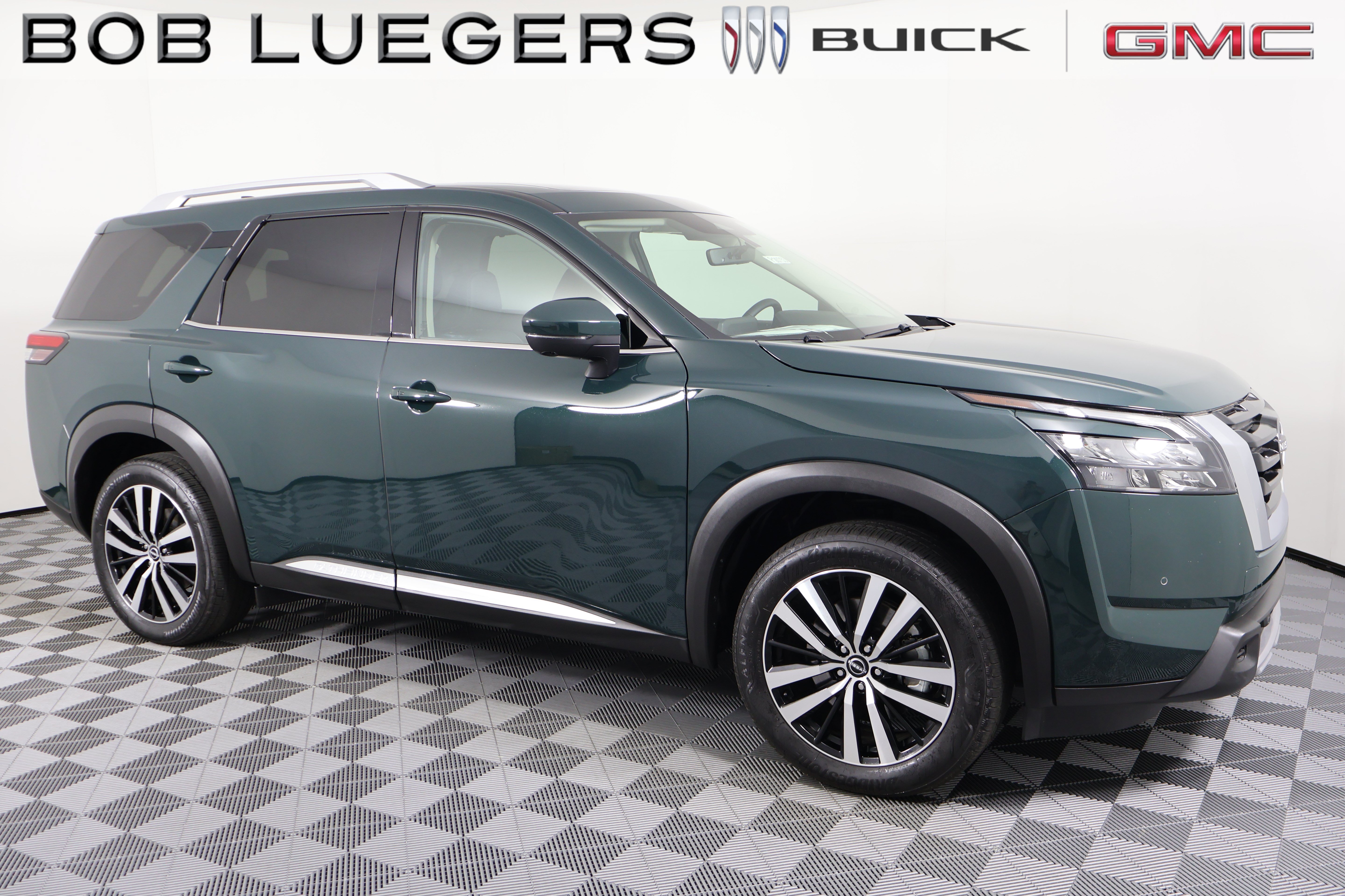 Used 2025 Nissan Pathfinder Platinum FWD image 2