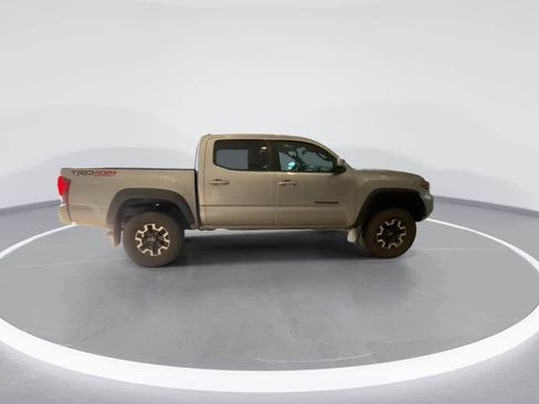 Used 2019 Toyota Tacoma TRD Off-Road w/ Technology Package AWD/4WD image 9