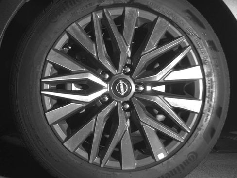 Used 2025 Nissan Altima 2.5 SV FWD image 12