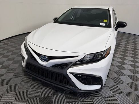Used 2022 Toyota Camry SE image 2