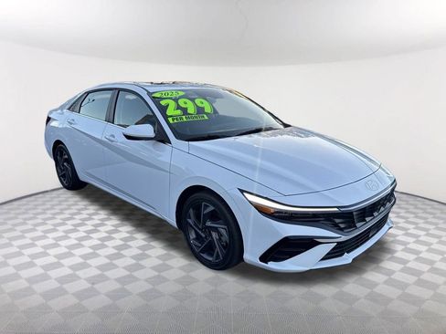 Used 2025 Hyundai Elantra SEL w/ Cargo Package FWD image 3