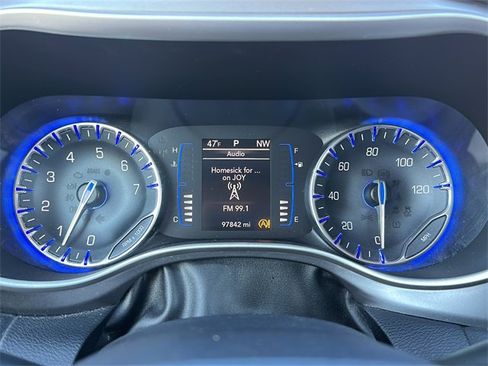 Used 2020 Chrysler Pacifica Touring-L image 30