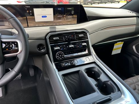 New 2025 Nissan Armada Platinum image 31