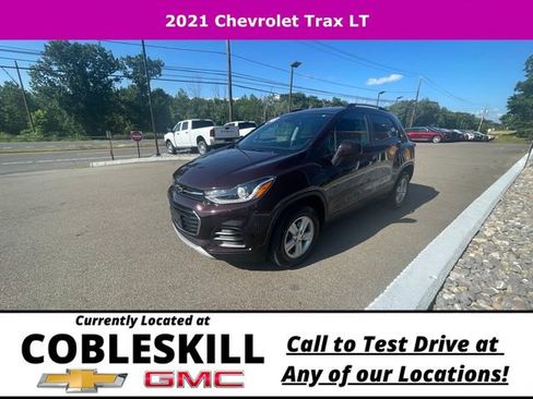 Used 2021 Chevrolet Trax LT w/ LT Convenience Package image 3